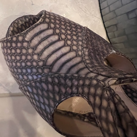 Authentic Fendi Heels (brown alligator skin) - Picture 2 of 7